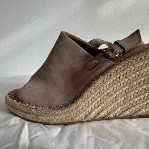 Toms Women's Wedge Espadrille-8M-Desert Taupe Suede Women's Monica Wedges - NEW